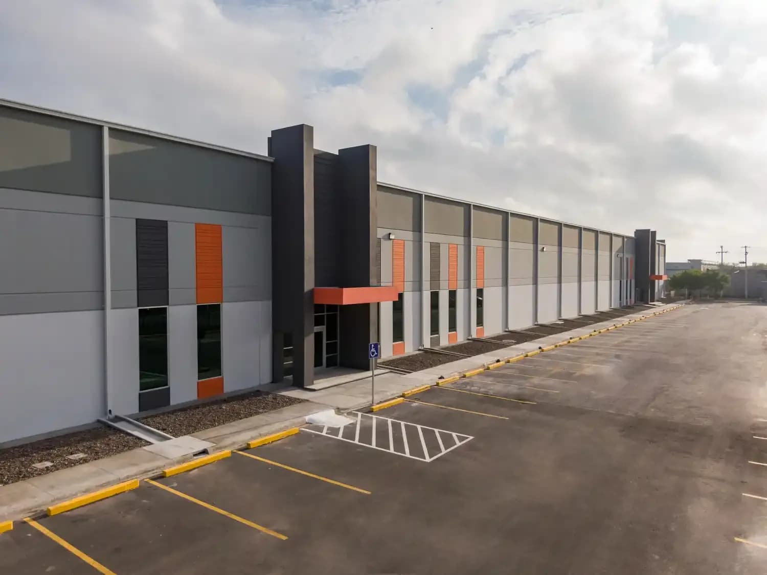 Nave Industrial de 7,455 m² For Lease en Standalone