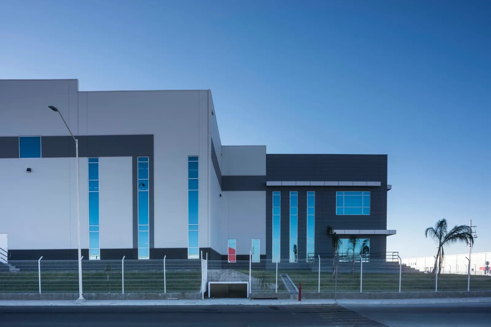 Nave Industrial de 4,715 m² 1