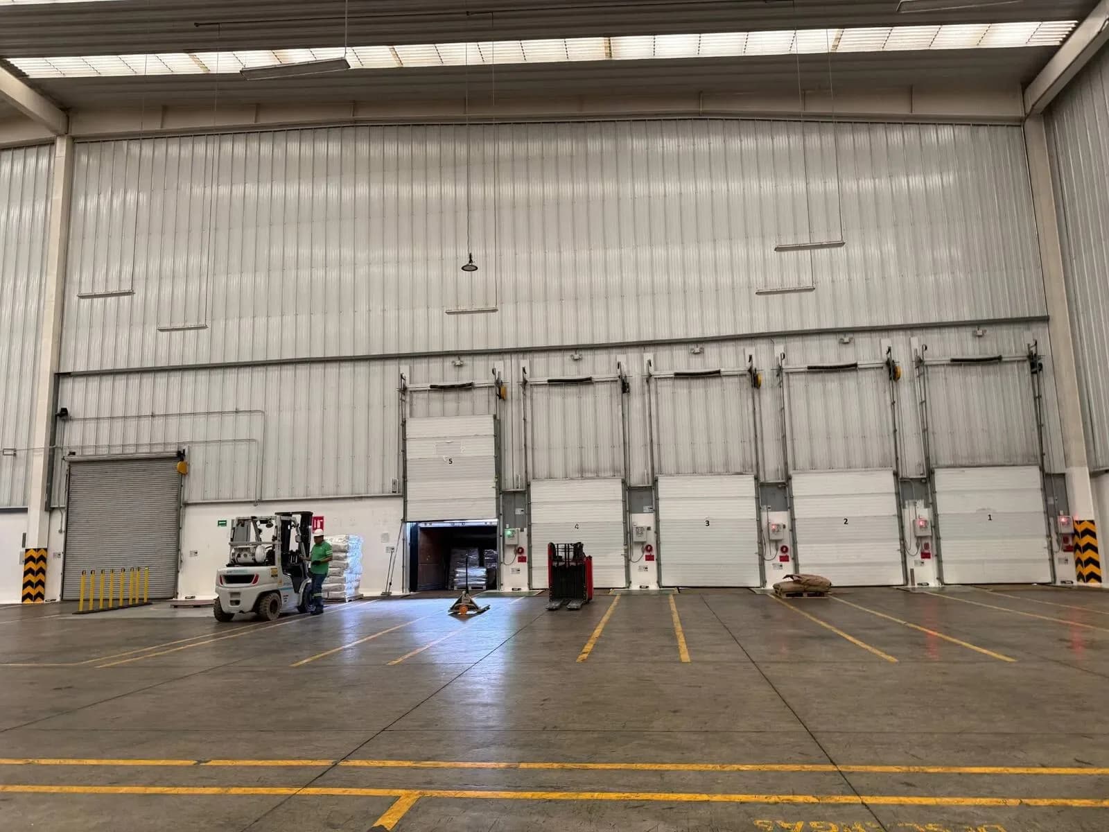 Nave Industrial de 12,500 m² 1