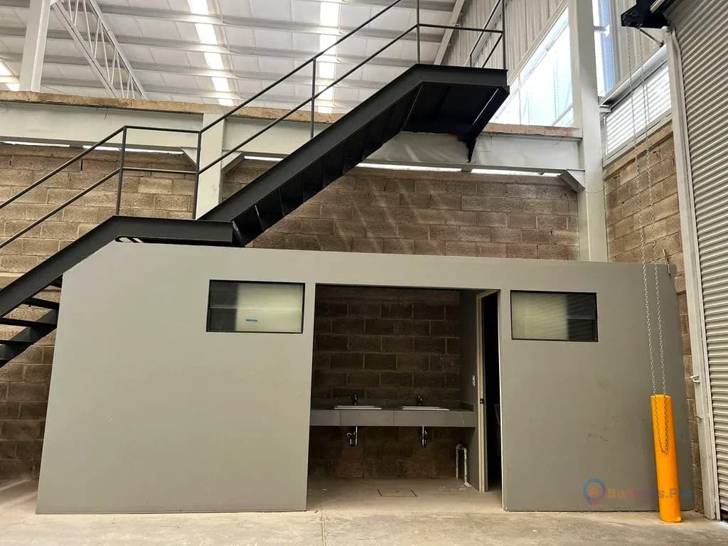 Bodega For Lease 1,200m2 Zona Industrial GDL con Mezzanine y Andén de Carga - Alamo Industrial 4