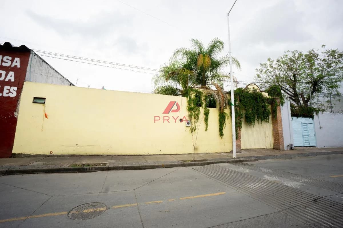 MN 16,250,000¡Oportunidad de Expansión! Estratégica Bodega Comercial e Industrial en El Campanario, Zapopan. Consolida el éxito de tu empresa en una ubicación diseñada para la eficiencia logística. Esta versátil propiedad con uso de suelo mixto cuenta con 1, 030 m² de terreno y 630 m² de construcción, ofreciendo el balance perfecto entre capacidad operativa y confort corporativo. El inmueble está equipado con un portón de acceso seguro, un amplio patio de maniobras central, y una nave industrial con piso de concreto de alta resistencia ideal para almacenamiento o producción. Además, dispone de oficinas administrativas con cubículos listos para tu equipo, baños independientes para el área operativa y administrativa, y un cómodo comedor para empleados. Entorno y conectividad: - Vialidades principales: Acceso inmediato a Av. López Mateos Sur y Periférico Sur, optimizando tiempos de distribución. - Zonas comerciales: Ubicación estratégica muy cercana a Plaza Centro Sur y los principales corredores industriales de la zona. - Escuelas y universidades: Excelente conectividad con el iteso y zonas habitacionales consolidadas, facilitando el acceso al personal. - Hospitales: Servicios de salud y emergencias cercanos para la seguridad de tu equipo. Situada en un entorno de alto crecimiento, alta plusvalía y excelente absorción comercial, esta bodega es una inversión segura que potenciará el valor de tu negocio. No dejes pasar esta oportunidad logística en Zapopan. Agenda tu visita hoy mismo y conoce tu próxima inversión. . La disponibilidad y precios quedan sujeto a cambios sin previo aviso. Se aceptan pagos con créditos, estos quedan sujeto a cambios por motivos de montos variables. Contamos con políticas de no discriminación. *Para cualquier aclaración y/o quejas, por favor mandar mensaje al siguiente correo: @gmail. com* *Av., Santa Margarita #4099 Int. A-15. Plaza D-Lucca, Col. Santa Margarita, Zapopan, Jalisco. Cp: Ver datos* *Tel: Ver datos 00. Horario de atención: Lunes a Viernes de 9: 00 am a 6: 00 pm, Sábados de 9: 00 am a 1: 00 pm. * Aviso de privacidad: **pizarro restrepo Y asociados inmobiliaria S. A de C. V de nombre comercial prya. Grupo Inmobiliario, es responsable del uso y protección de sus datos personales, en este sentido. y atendiendo las obligaciones legales establecidas en la Ley Federal de Protección de Datos. Personales en Posesión de los Particulares, a través de este instrumento se informa a los titulares. de los datos, la información que de ellos se recaba y los fines que se le darán a dicha información. ** Consulta nuestro aviso de privacidad en nuestra página: - Fotografía 1