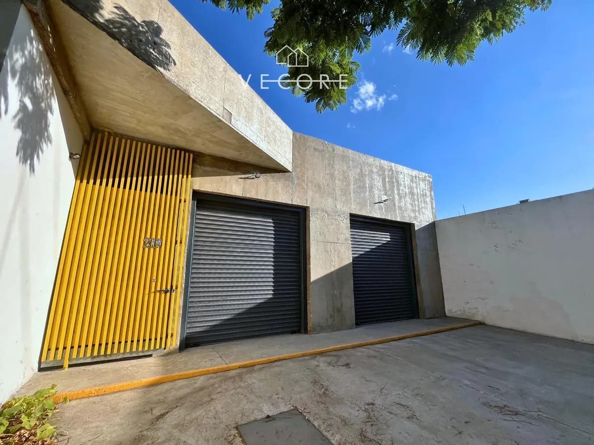 MN 7,300,000Bodega ubicada sobre Av. Cruz del Sur, a tan solo unas cuadras de Av. Lázaro Cárdenas. Excelente opción para uso comercial o industrial gracias a su ubicación estratégica. Cuenta con estacionamiento, dos baños y dos privados. Superficie: Terreno: 358. 70 m² Frente: 10 m. Oriente: 10. 35 m. Poniente: 10 m. Norte: 34. 55 m. Sur: 37. 20 m. distribución: Estacionamiento para 3 vehículos. Medio baño. 2 privados. Sala de espera. Baño completo. plus -extras: Preparación con concreto sólido para construir hasta 3 niveles. Uso de suelo: Mixto. Luz trifásica. Cisterna de 5, 000 litros con bomba. Altura: 4. 30 m. ubicación Y zonas aledañas: Ubicada sobre Av. Cruz del Sur, con fácil acceso a importantes vías como Av. Lázaro Cárdenas. A pocos minutos del Mercado de Abastos y la Zona Industrial. Ideal para negocios, almacenamiento o inversión a largo plazo. Precio Y disponibilidad sujetos A cambios sin previo aviso - Fotografía 1