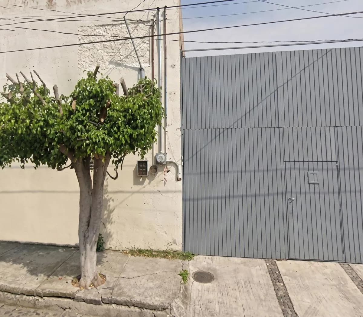 MN 13,181,000Bodega en venta | Huentitán El Bajo, GuadalajaraExcelente oportunidad para empresas e inversionistas que buscan una propiedad con amplio potencial comercial, industrial o logístico. Ubicada en Huentitán El Bajo, esta bodega ofrece 763 m² de terreno y 539 m² de construcción, con espacios diseñados para almacenamiento, producción, operación y áreas administrativas. Su configuración funcional y uso de suelo permiten adaptarse a distintos giros comerciales e industriales. DistribuciónPlanta bajaAmplia bodega o área de producción con 8 metros de altura libre. Techumbre de lámina galvanizada sobre estructura metálica. Acceso principal. Área de oficinas. Patio descubierto para maniobras de carga y descarga. Área de estacionamiento. Primer nivelÁrea abierta de oficinas. Medio baño. Segundo nivelÁrea abierta de oficinas. Dos módulos de baños. CaracterísticasTerreno: 763 m²Construcción: 539 m²Altura libre de 8 metrosPatio de maniobrasÁrea de estacionamientoOficinas distribuidas en dos nivelesIdeal para logística, almacenamiento, manufactura, talleres o centros de distribuciónUso de sueloPermitidosH1, H2, H3, H4 y H5cs1E1, E2 y eaanppcprhcondicionadoscs2I1E3rierisritarnubicación estratégicaSu ubicación brinda una excelente conectividad con algunos de los principales corredores viales de Guadalajara: Periférico Norte Manuel Gómez MorínCalzada Independencia NorteCalle Volcán ZacapuCalle Volcán AntisanaEsta conectividad facilita la movilidad de mercancías y el acceso a distintos puntos del Área Metropolitana de Guadalajara, convirtiéndola en una opción ideal para empresas que buscan eficiencia operativa y una inversión con alto potencial de crecimiento. - Fotografía 1