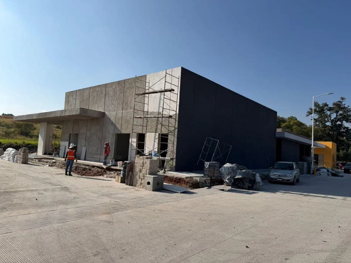 MN 235,000,000Inversión industrial en lancor business park. sé copropietario del corredor industrial más rentable de jalisco. Accede al mercado industrial de alto nivel mediante un esquema de Tickets de Inversión. Invierte de forma inteligente en un complejo 100% urbanizado sobre la carretera gdl-Chapala. Oportunidad de inversión (tickets): - Valor por Ticket: $2, 350, 000 mxn. -Copropiedad: Participación directa en un conjunto de 3 bodegas industriales con una superficie total de 3, 907. 96 m². - Disponibilidad: Solo 10 tickets disponibles en total. - Beneficio Directo: Recibe tu renta mensual proporcional sin las complicaciones de administración individual. - Rentabilidad: Zona con rentas promedio de $130 por m², generando el cap rate más alto del sector. Ubicación Y plusvalía: - Ubicación Estratégica: A solo 6 km del Aeropuerto Internacional de gdl y 9. 2 km del Macrolibramiento. - Potencial Logístico: Ubicado en el corredor de El Salto, origen del 40% de las exportaciones de Jalisco. - Seguridad Jurídica: Proyecto con permisos completos y 25 años de trayectoria del desarrollador. Infraestructura Y amenidades del parque: - Servicios de Primera: Vialidades de concreto hidráulico de 14m, pozo de agua propio y energía de media tensión. - Business & Comodidad: Business center, salas de juntas, enfermería, comedor y área de juegos. - Área de Transporte: Sala de descanso y aseo para choferes, drop lots y carriles de aceleración seguros. - Seguridad 24/7: Barda perimetral, sistema de cctv y vigilancia continua - Fotografía 1