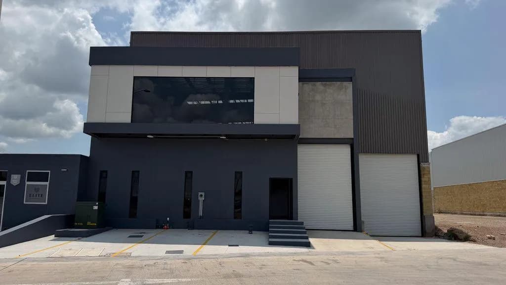 MN 20,700,000MN 9,525 MantenimientoGran oportunidad de bodega con excelente ubicación en Elite Aeropuerto ii Industrial. Características: 952. 41 m2 de terreno. 900. 10 m2 de construcción. 19. 1 metros de frente. 48. 63 metros de fondo. 11 metros de altura al centro. 10 metros de altura a los cotados. Oficina. 4 baños. Anden de carga pesada con rampa niveladora y capacidad para recibir trailers de hasta 53 pies cúbicos. Extras: Seguridad y vigilancia 24/7. • Caseta de control de ingreso. • Muro perimetral con serpentín y cerco eléctrico de 7 líneas. • Vialidad interior en concreto hidráulico de mr45. • Sección de vialidad 14 m. Servicios: • Agua potable. • Red de drenaje pluvial (Tanque de Contención). • Red de descargas sanitarias. • Doble red contra incendio bajo la Norma nfpa en los. apartados 14 y 15. • Alumbrado en lámparas led. • Red eléctrica en media y baja tensión. • Red para voz y datos. Equipamiento y servicios adicionales: • Business Center. • Terraza social para eventos. • Comedores al aire libre. • Sala de descanso y aseo para choferes. • Espacio de estacionamiento para tráileres en espera. • cctv con reconocimiento facial y distribución estratégica. para evitar puntos ciegos. Nave: • Altura mínima al centro de la Nave: 11. 00 metros. • Altura mínima a los costados: 10. 00 metros. • Techo con aislante térmico. • Transformador de 45 Kva’s. • Andén de carga pesada con rampa niveladora y capacidad. para recibir tráileres de hasta 53 pies cúbicos. • Rampa para ingreso de vehículo de carga ligera al interior. de la nave. • Espesor de concreto: 18 cm armado con malla 10x10. • Concreto mr40. • Resistencia de concreto: 300 kg/cm2. • Capacidad de carga de 10 Ton/m2. El mantenimiento es de $10. 00 x m2 de terreno. Mantenimiento mensual $9, 524. 10más iva. • Limpieza de áreas comunes. • Reservación de amenidades. • Alumbrado en áreas comunes. • Internet dentro de las amenidades. • Vigilancia (seguridad privada las 24 h). Recolección de basura de oficinas. Cambios de información y precios sin previo aviso. eb-wk2368. p8X2ejm. wig: p8X2ejm - Fotografía 1