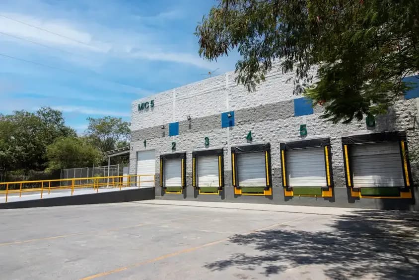 Nave Industrial de 7,664 m² For Lease en Standalone